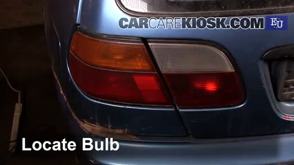 1999 Nissan Almera GX 2.0L 4 Cyl. Diesel Éclairage Feu clignotant arrière (remplacer l'ampoule)